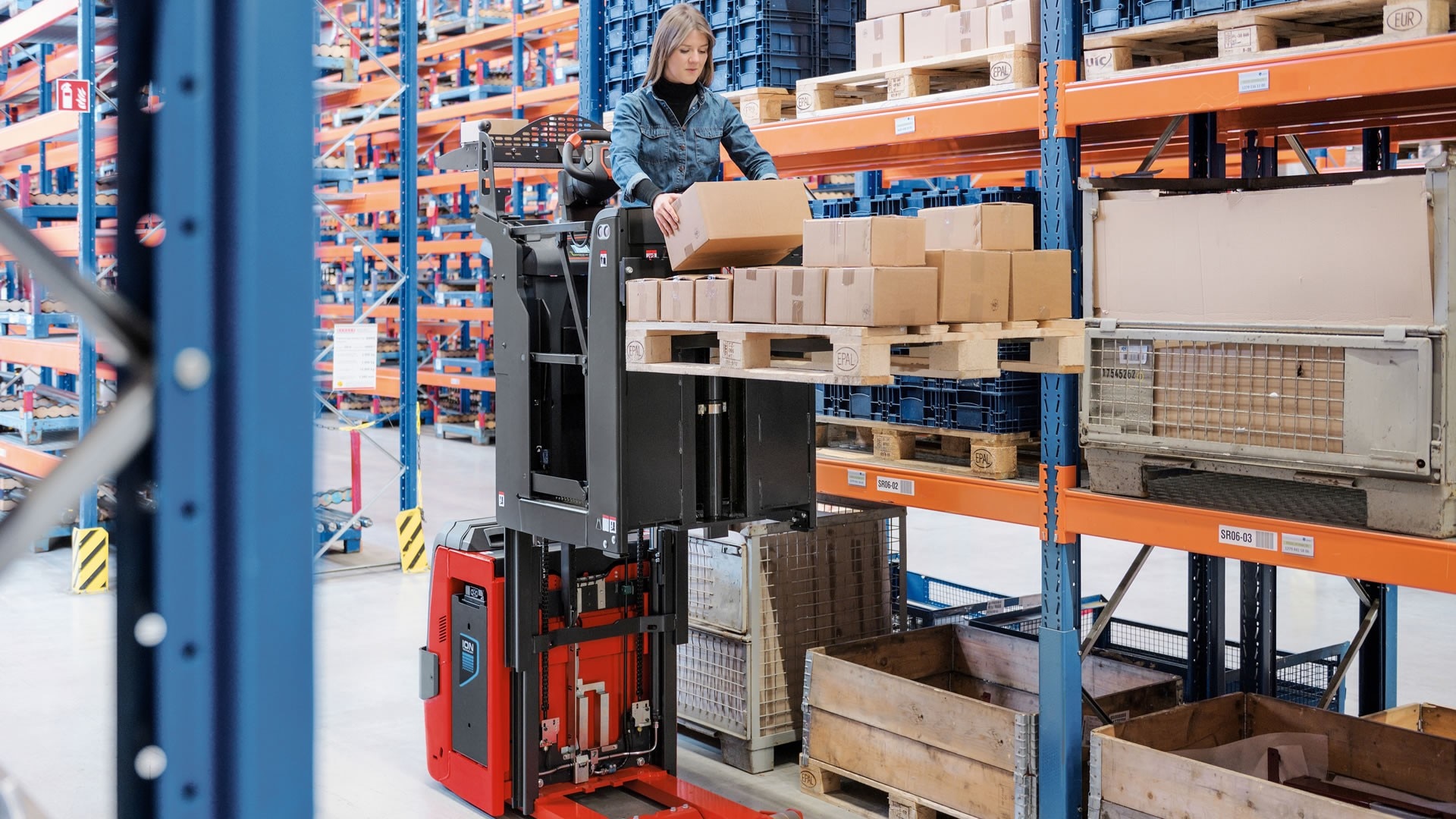 How Low Level Order Pickers Help Increase Warehouse Efficiency