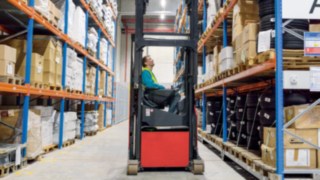 The mast design of the Linde R14 – R17 X reach trucks offers particularly high visibility.