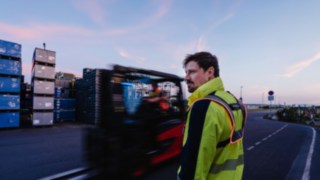 Warehouse employee wearing the pedestrian warning belt from Linde Material Handling