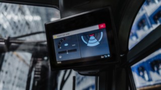The display of the Linde Reverse Assist Camera shows a warning.