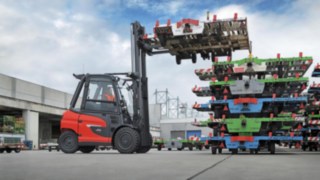 The electric forklift trucks from Linde Material Handling in use during stacking.