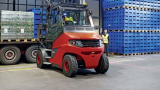 Linde E80 forklift loading a truck at Heineken