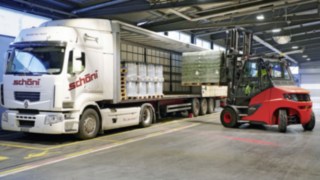 Linde forklift loading pallets of Heineken beer onto a truck