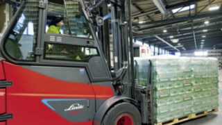 E80 electric forklift truck from Linde Material Handling transporting a pallet of Heineken beer.