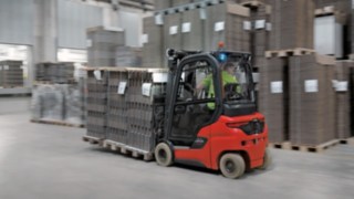 The Linde Xi20 P electric forklift truck in use at Klingele.