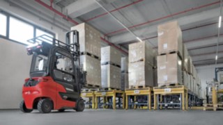 The Xi20 PH electric forklift truck from Linde Material Handling in the warehouse at Ostendorf.