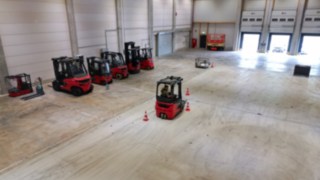 Performance testing of the Linde Xi models in a warehouse.