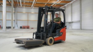 The image shows the renowned forklift truck expert test driving an Xi16.