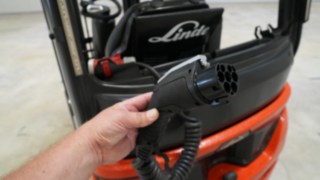 A detailed view of the charging technology in Linde’s Xi models.