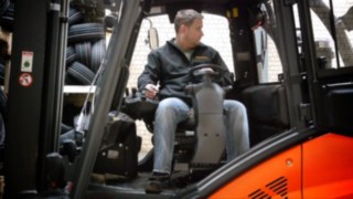 Video: The rotatable driver’s work seat from Linde