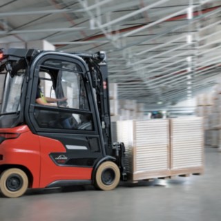 Xi20 electric counterbalanced forklift truck transporting goods in the warehouse.