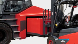 The E30 from Linde Material Handling makes replacing the battery quick and precise.